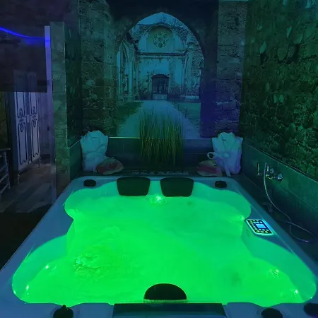 La Veguilla Deluxe Jacuzzi Apartment